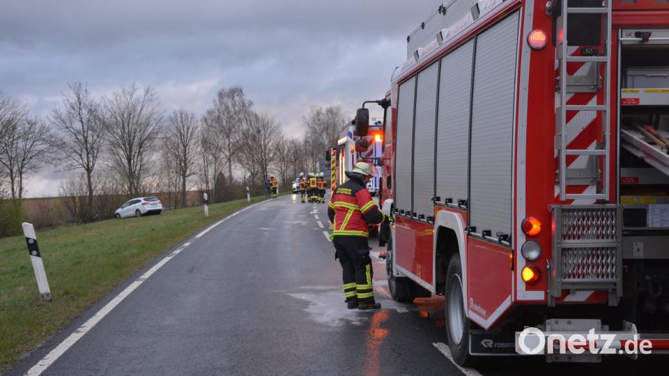Nach einem Unfall war Dienstagfrüh die B299 bei Mitterteich komplett gesperrt. Bild: jr