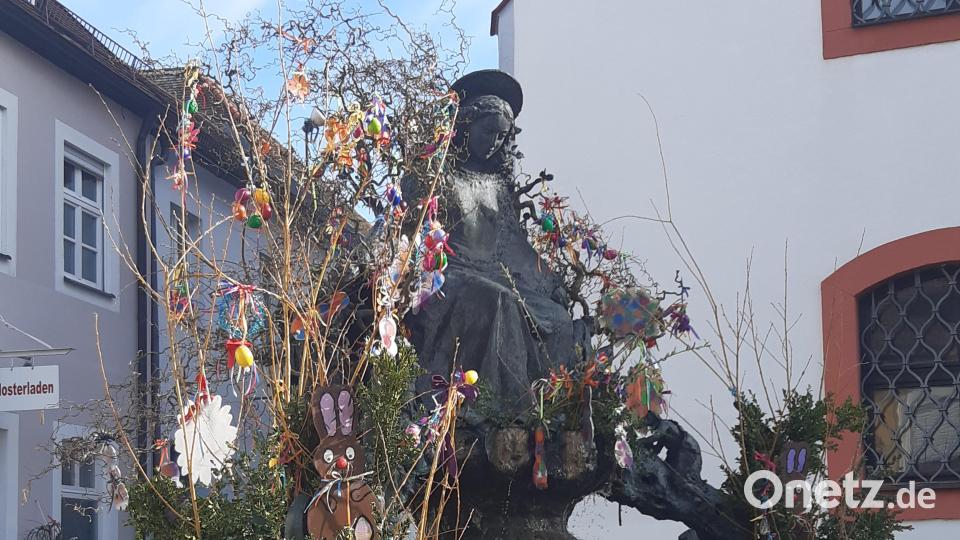 Der geschmückte Marienbrunnen am Kirchplatz in Tirschenreuth. Bild: Maximilian Schön/exb