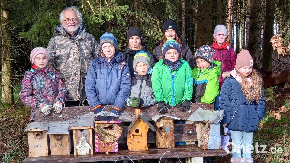 Neue Jugendgruppe &quot;Fichtelgeister&quot; der Fichtelgebirgs-Ortsvereine Neusorg, Pullenreuth und Ebnath hat Nistkästen gebaut. Bild: Carolin Gley/exb