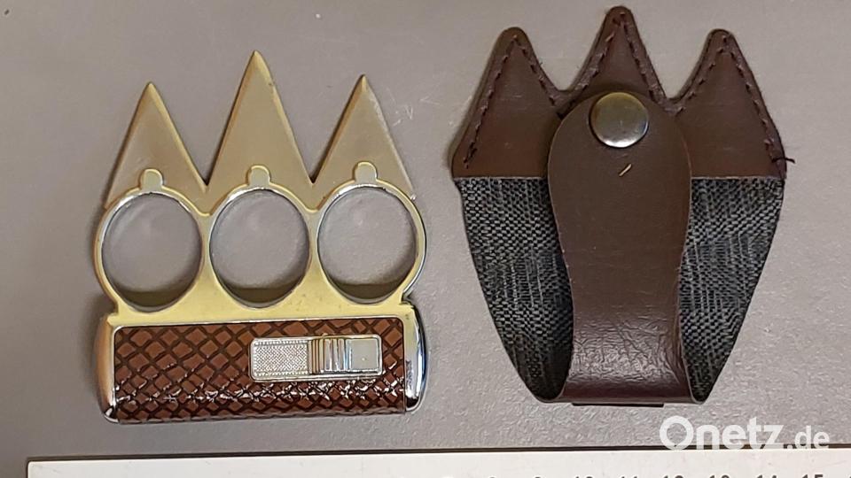 Dieses Feuerzeug, das mit einem gefährlichen Schlagring verbunden ist, entdeckten die Fahnder bei einem Reisenden. Bild: Bundespolizei Bärnau