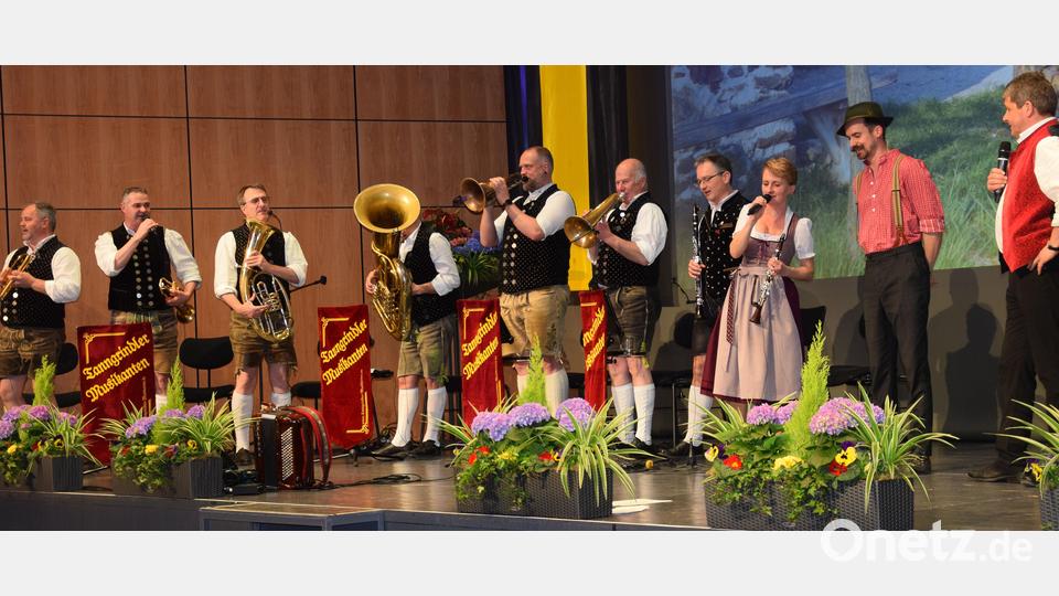 Zünftig war&#039;s! Sie waren die großen Akteure beim Amberger Volksmusik-Singen und -Musizieren zum Ausklang des Osterfestes (von rechts): Gstanzlsänger und Humorist Josef &quot;Bäff&quot; Piendl, Moderator Florian Gröninger und die Tanngrindler Musikanten aus Hemau. Bild: bö