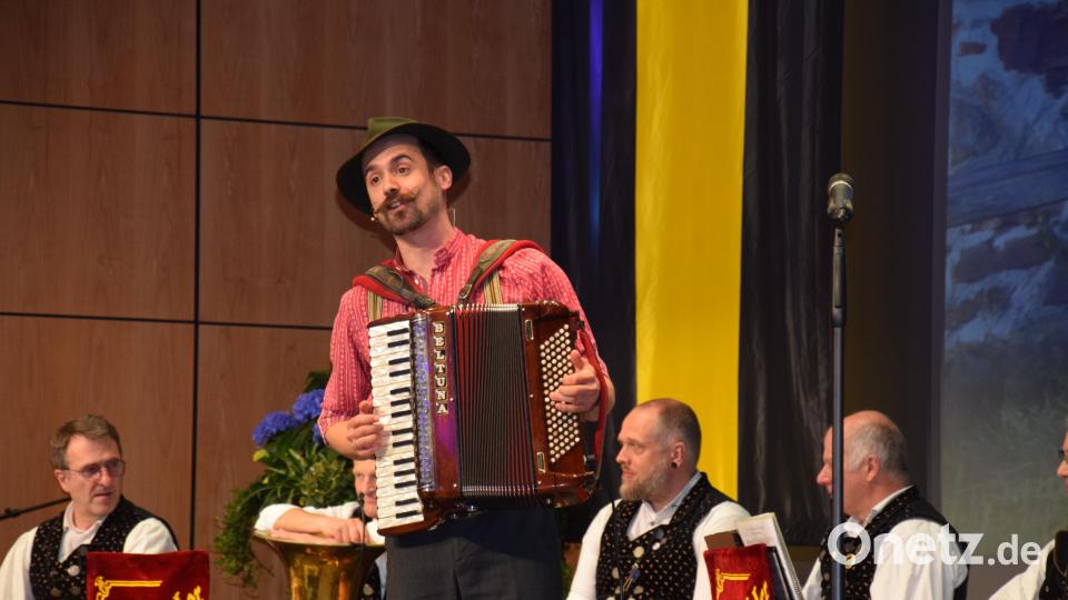 Florian Gröninger moderierte den Volksmusiknachmittag im ausverkaufen ACC am Ostermontag. Bild: bö