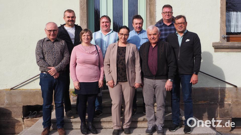 Keine personelle Änderung gab es bei der Zusammenstellung der Vorstandschaft. Weiterhin im Gremium sind hinten (von rechts) Andreas Wiesnet, Martin Melchner, Manfred Melchner und Michael Wiesnet sowie vorne (von rechts) Hans Meiler, Mathilde Will, Georg Walberer und Vorsitzender Harald Schlöger. Kreisgeschäftsführerin Carola Brust (Mitte) dankte allen für ihren ehrenamtlichen Dienst. Bild: wmi