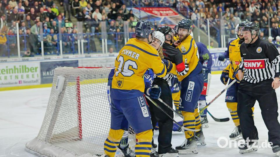Szenen aus dem dritten Play-off-Halbfinale in der Eishockey-Oberliga zwischen den Blue Devils Weiden und den Tilburg Trappers. Bild: Elke Englmaier