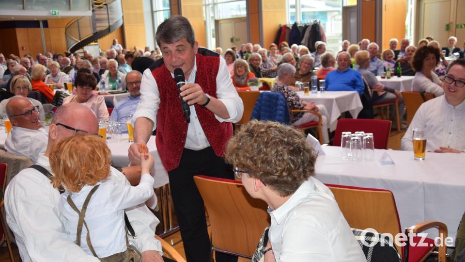 Sogar der kleine Jakob war in das Programm mit eingebunden und das freute auch seinen Papa Dieter Kohl. Dafür gab es als Belohnung vom &quot;Bäff&quot; einen Lutscher.
. Bild: bö