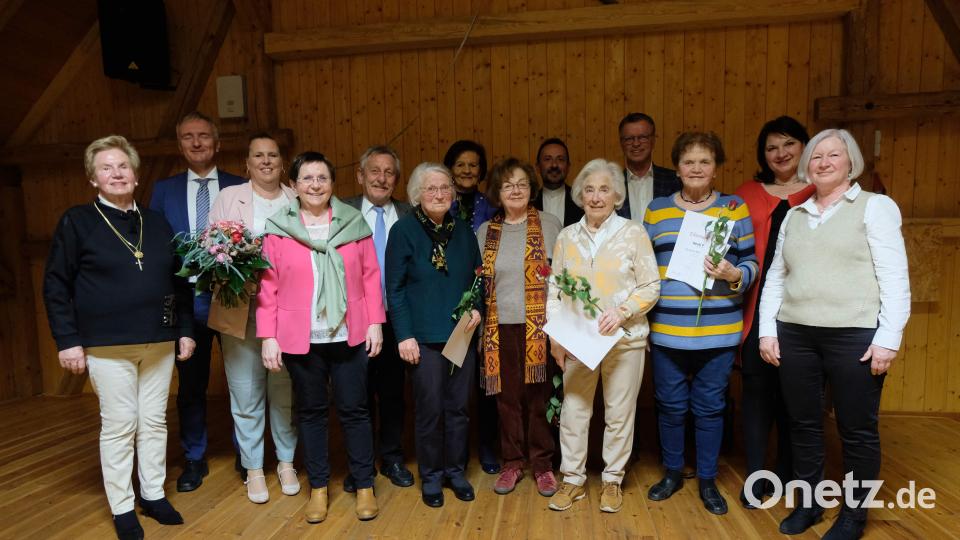 Bei der Feier zum 50-Jährigen der Frauen-Union Hirschau werden Gründungsmitglieder geehrt (von links): FU-Ehrenkreisvorsitzende Ingrid Kurz, CSU-Kreisvorsitzender Harald Schwartz, FU-Ortsvorsitzende Michaela Meier, Zweite Bürgermeisterin Bärbel Birner, CSU-Ehrenkreisvorsitzender Werner Schulz, Lilly Fleischmann, Maria-Hedwig Dobmeyer, Maria Helm, Pfarrer Stefan R. Fischer, Mechthild Holthaus, Bürgermeister Hermann Falk, FU-Ehrenortsvorsitzende Heidi Flierl, stellvertretende FU-Landesvorsitzende Barbara Gerl und FU-Kreisvorsitzende Renate Amrhein. Bild: u