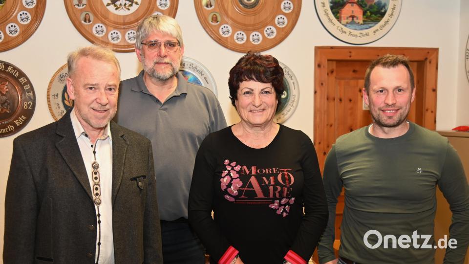 Einen neuen Vorstand wählt die Siedler- und Eigenheimergemeinschaft Neue Heimat Poppenricht (von links) Hubert Siegert, Stefan Giehrl, Vorsitzende Steffi Sadlo und Thomas Lauber. Bild: gf