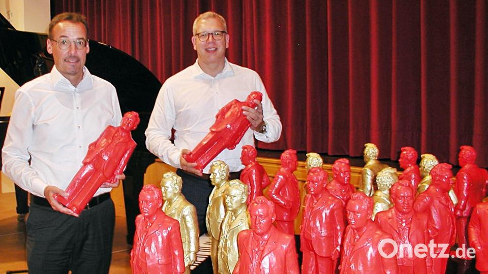 Mit roten und goldfarbenen Reger-Figuren, die der Künstler Otmar Hörl im Auftrag der Sparkasse Oberpfalz Nord anfertigte, leistete das Geldinstitut zu Regers 150. Geburtstag einen wichtigen Beitrag zur Entwicklung von mehr Reger-Bewusstsein. Vorstandsmitglied Dr. Jens Michael Heine (rechts) stellte im Rahme eines Konzerts das Projekt &quot;Unser Max&quot; von Ottmar Hörl vor, unterstützt von stellvertretendem Vorstandsmitglied Martin Duschner Archivbild: ld