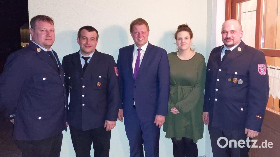 Auch eine Neuwahl stand bei der Feuerwehr Pechofen an. Anja Walberer trat die Nachfolge von Jugendwart Stefan Schedl (Zweiter von links) an. Es gratulierten Kommandant Thomas Zintl (rechts), Vorsitzender Matthias Lindinger (links) und Bürgermeister Stefan Grillmeier. Bild: Thomas Zintl/exb