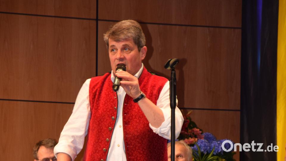 Josef &quot;Bäff&quot; Piendl überzeugte wieder einmal mehr als Gstanzlsänger, Humorist und exzellenter Unterhalter mit Schlagfertigkeit, und Fingerspitzengefühl. Bild: bö