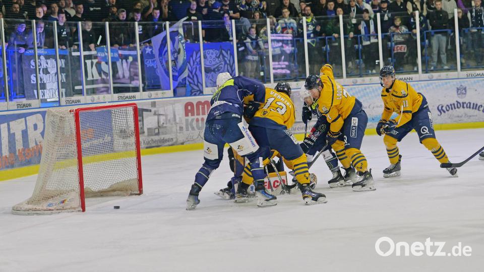In dieser Szene stochert Tomas Rubes (verdeckt) den Puck zum 1:0 für die Blue Devils Weiden ins Tor. Bild: Elke Englmaier