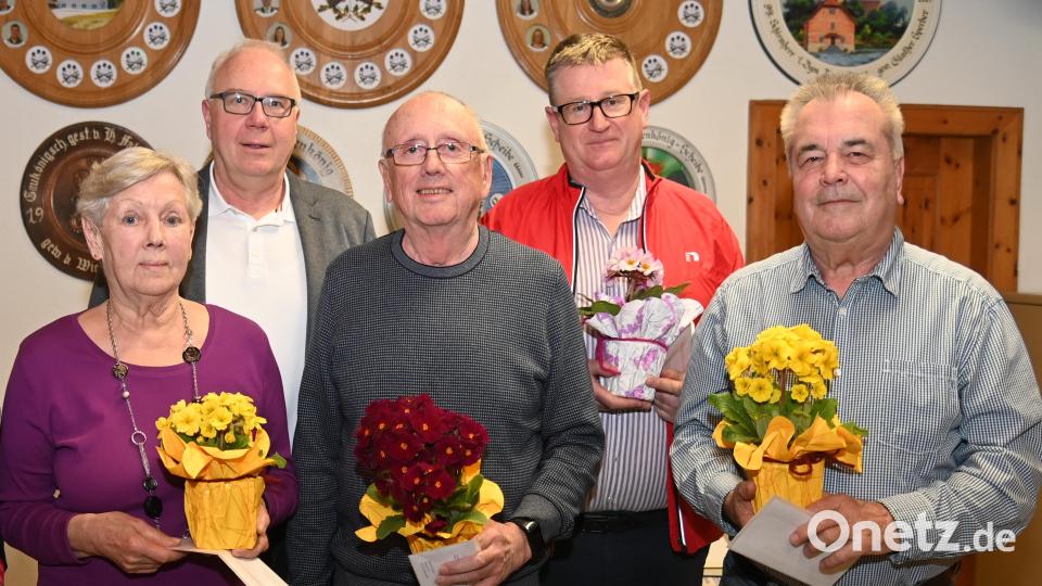 Für 25 Jahre Mitgliedschaft werden einige Siedler geehrt (von links): Maria Weigl, Kreisvorsitzender Klaus Bleisteiner, Reinhard Koller, Gerhard Scheibl und Horst Kleindienst. Bild: gf