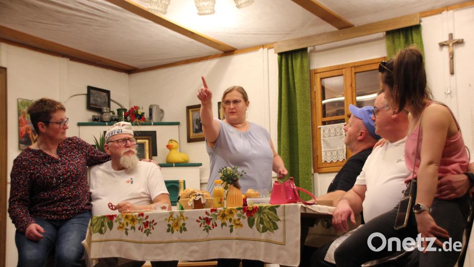Der Plan scheint aufzugehen: Rosinas scharfe Freundinnen wickeln die drei unbedarften Herren gleich um den Finger. Bild: jag