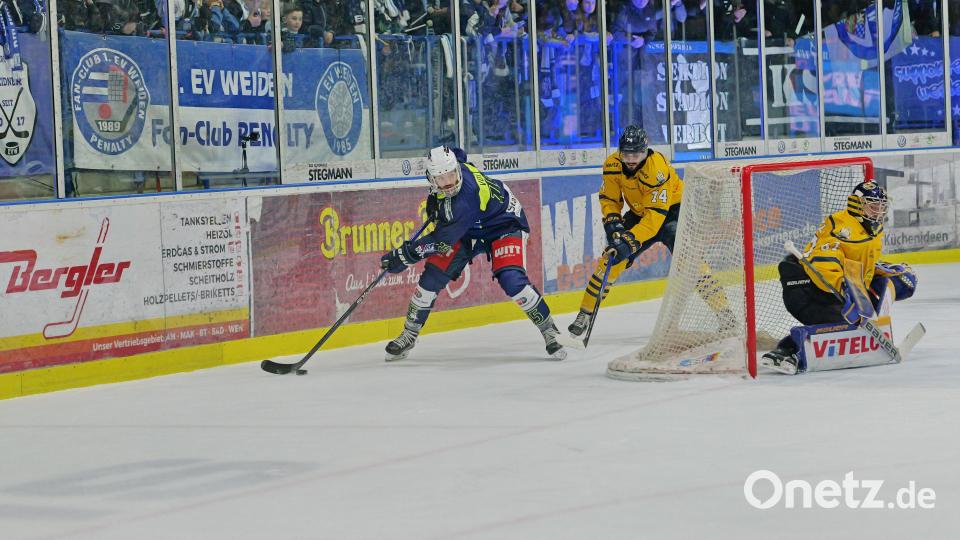 Szenen aus dem dritten Play-off-Halbfinale der Eishockey-Oberliga zwischen den Blue Devils Weiden und den Tilburg Trappers. Bild: Elke Englmaier