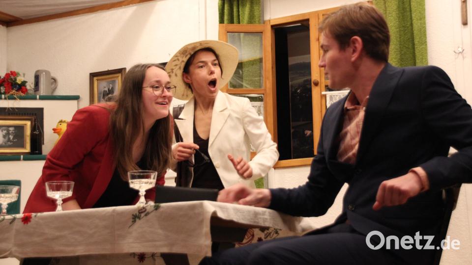 Notarin Anna Gruber (Simone Hutzler) und Mama Rosina (Katrin Scheitinger) sind überrascht von den Geständnissen des Sohnes Michael Heimerl (Johannes Brunner). Bild: jag