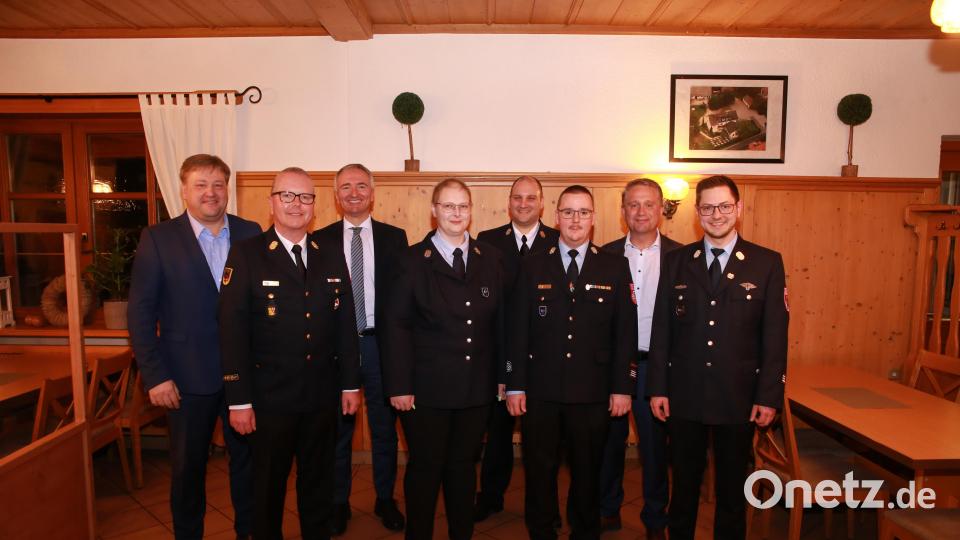 Sven Schmidt (Vierter von rechts) bleibt Kreisjugendwart. Als Stellvertreter fungieren Niklas Obermeier (rechts) und Sabine Herbst (Vierte von links). Bild: egl