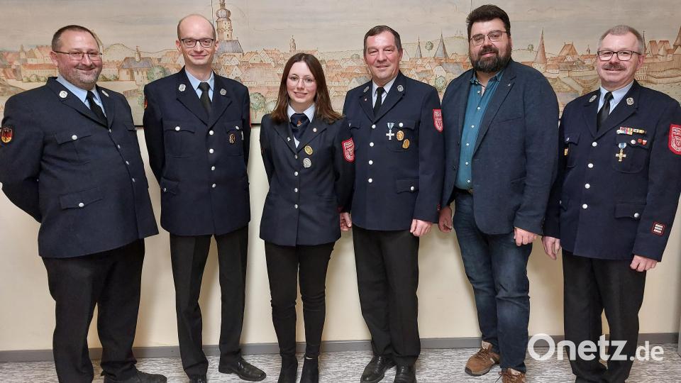 Einige Ämterwechsel gab es im Vorstand der Feuerwehr Sulzbach. Von links Kommandant Armin Buchwald, Mario Meidenbauer, Tamara Urbanski, Hans Ertl, Bürgermeister Stefan Frank und Vorsitzender Thomas Wiesent. Bild: mfh