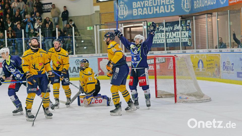 Szenen aus dem dritten Play-off-Halbfinale in der Eishockey-Oberliga zwischen den Blue Devils Weiden und den Tilburg Trappers. Bild: Elke Englmaier