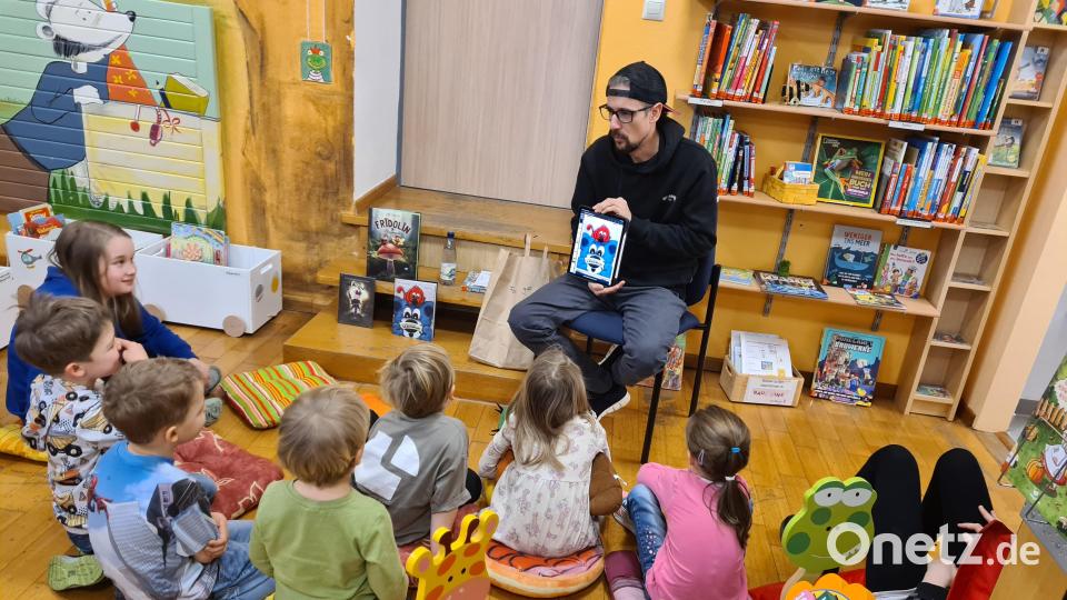Andi Fachtan schaute zu einer Vorlesestunde in der Bücherei Kulmain vorbei. Bild: Gabi Scharf/exb