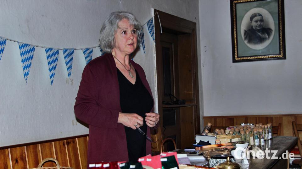 Adolfine Nitsche zeigte bei ihrem Vortrag eine Vielzahl an Kräuterproben. Bild: ds