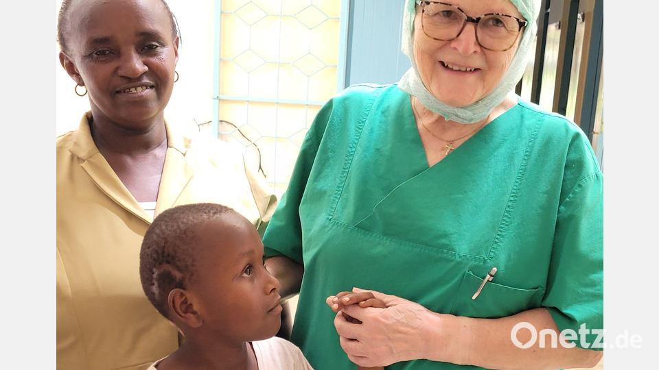 Dr. Annemarie Schraml traf vor Ort auch auf Samuel, der vor einem Jahr bei einem Unfall ein Polytrauma erlitt. Außer einer Narbe blieb nichts zurück. Bild: Dr. Annemarie Schraml/exb