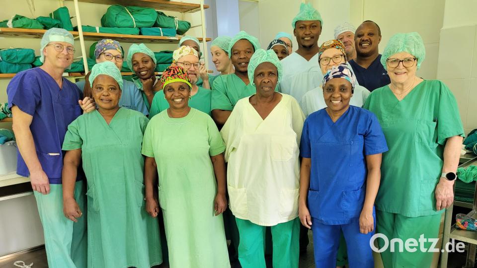 Das deutsche Team um Dr. Annemarie Schraml (rechts) zusammen mit den tansanischen Kolleginnen und Kollegen. Bild: Dr. Annemarie Schraml/exb