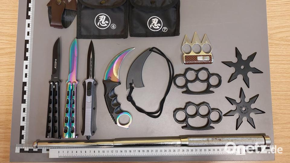 Ein ganzes Sortiment an verbotenen Waffen hatte sich ein Reisender in Tschechien besorgt. Bild: Bundespolizei Bärnau