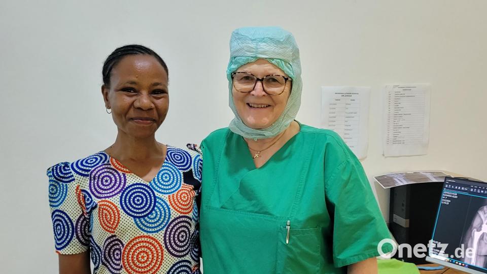 Dr. Annemarie Schraml traf in Tansania auch mit Eli zusammen, die sie vor 16 Jahren wegen schwerster Arthrosen an beiden Hüftgelenken mit Total-Endoprothesen versorgt hatte. Die junge Frau lebt dadurch beschwerdefrei. Bild: Dr. Annemarie Schraml/exb