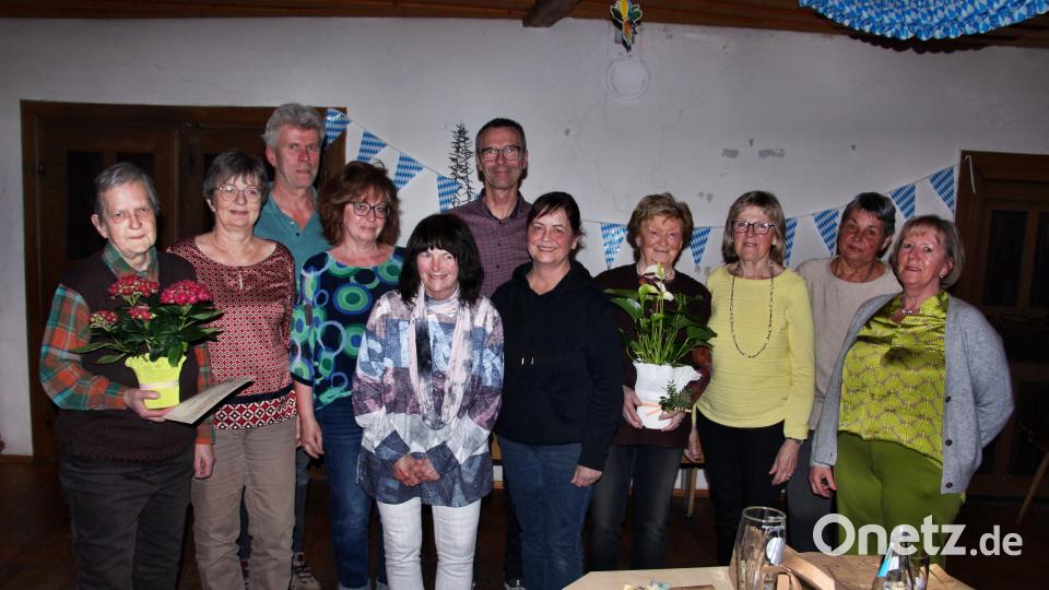 Wahlen und Ehrungen standen beim Gartenbauverein Neukirchen an. Von links Regina Klippel, Vorsitzende Annemarie Hubmann, Manfred Meyer, Annemarie Kunert, Margit Rupp, Bürgermeister Peter Achatzi, Silvia Bielesch, Rosalinde Neumüller, Hannelore Hampl, Elfriede Kuhn und Edeltraud Stollner. Bild: ds