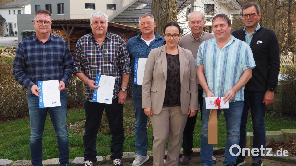 Ein Verein lebt vor allem auch von seinen langjährigen Mitgliedern. Vorsitzender Harald Schlöger (links.) und Kreisgeschäftsführerin Carola Brust bedankten sich persönlich bei (von rechts) Michael Wiesnet, Richard Lohner, Hans Schmid und Johann Wittmann für ihre Treue zum VdK. Martin Melchner (Zweiter von links) bekam eine Sonderehrung für 25 Jahre Tätigkeit als Schriftführer. Bild: wmi