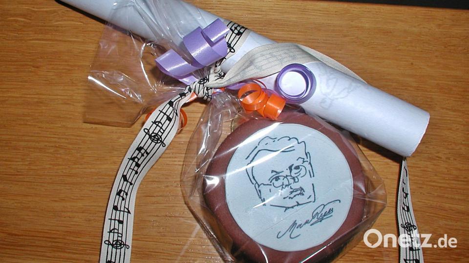 Ein Geschenk, das manche Künstler heute noch im Kühlschrank aufbewahren: &quot;Reger zum Anbeißen!&quot; oder &quot;Reger in aller MUunde!&quot; wie Vorsitzender Bertram Nold stets bei der Übergabe erklärte. Das Geschenk war eingepackt in die Noten des Original-Fichtelgebirgssliedes und den die Noten des vierstimmigen Satzes, den Professort Franz Josef Stoiber den Brander Chören gewidmet hatte. Archivbild: ld