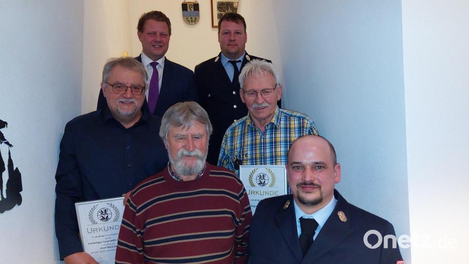 Ehrungen gab es bei der Feuerwehr Pechofen. Den Geehrten gratulierten Kommandant Thomas Zintl (vorne rechts), Vorsitzender Matthias Lindinger (hinten rechts) und Bürgermeister Stefan Grillmeier (hinten links). Bild: Thomas Zintl/exb