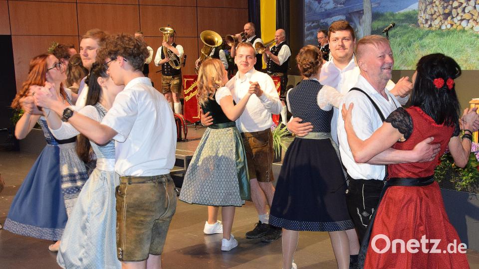 Lintacher und Ammersrichter Kirchweihpaare zeigten den Gästen im ACC bei &quot;Blech und frech&quot;, wie die Kreuzpolka schwungvoll getanzt wird. Bild: bö