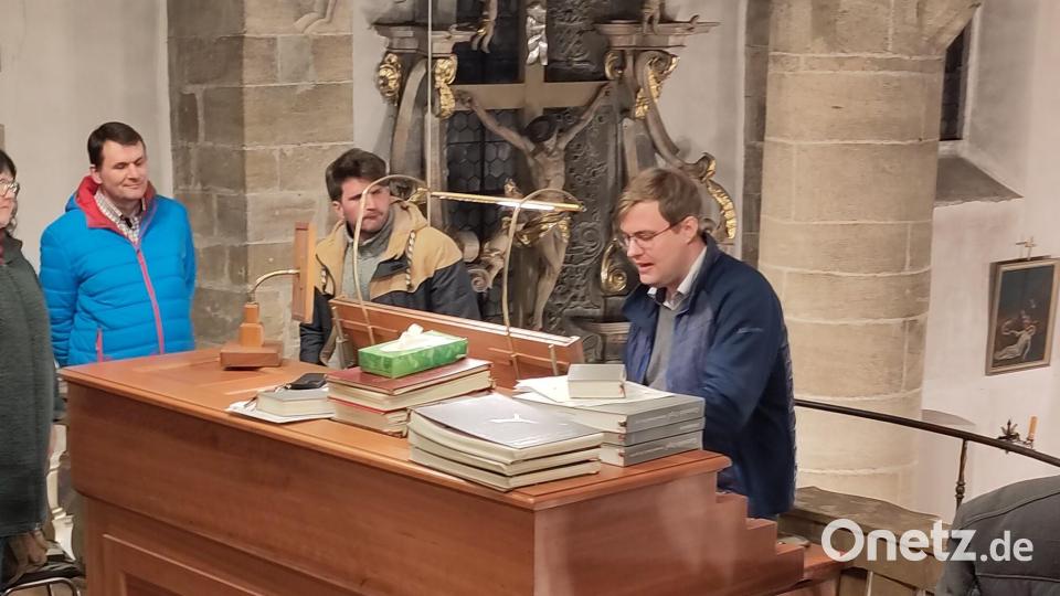 Bei der Orgelbesichtigung erfuhren die Teilnehmer Interessantes zum Kircheninstrument. Bild: Männerverein Kastl bei Kemnath/exb