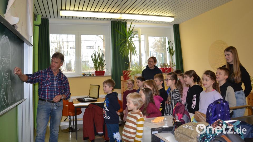 Die Kinder hören aufmerksam zu. Bild: gi