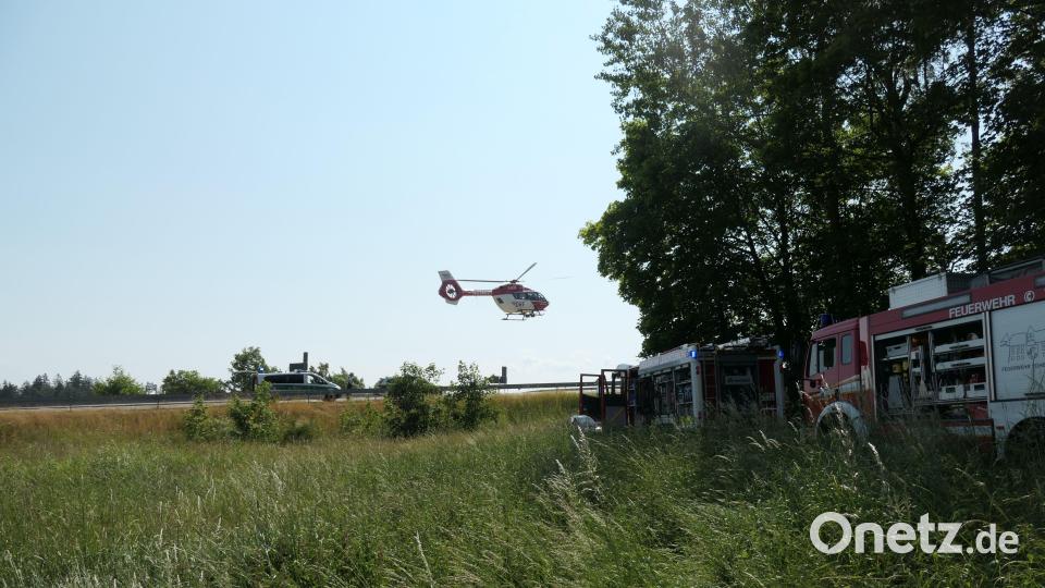 Nach einem Unfall in der Nähe der A6 bei Leuchtenberg landen mehrere Rettungshubschrauber. Fünf Personen wurden teilweise lebensgefährlich verletzt. Bild: dob