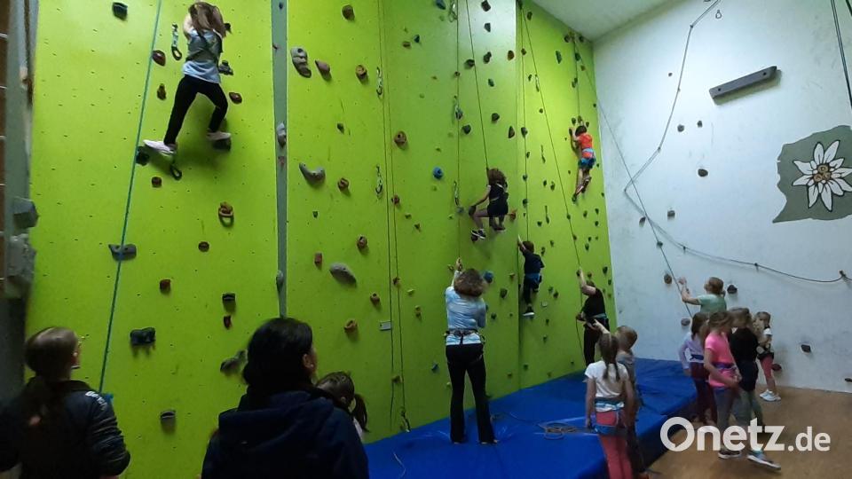 TV-Turnkinder probieren die Kletterwand des Alpenvereins im Sportpark aus.. Bild: Gisela Promm/exb