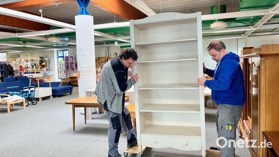 Einkaufen kann im Werkhof Weiden jedermann: Von Glas über Möbel gibt es dort viele Schätze zu entdecken. Bild: Gabi Schönberger
