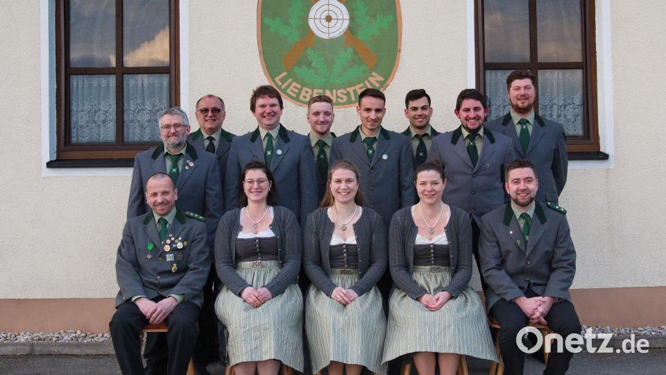 Neuwahlen standen beim Schützenverein Liebenstein an. Im Bild (sitzend, von links) Schützenmeister Bernhard Weber, Claudia Kutzer, Franziska Hößl, Theresa Schuller und Zweiter Schützenmeister Philipp Zölch sowie (stehend, von links) Martin Schmid, Wolfgang Gmeiner, Fabian Rosenberger, Christoph Reichl, Georg Wurm, Jonas Bauer, Emanuel Schmid und Maximilian Schuller. Bild: Bernhard Weber/exb