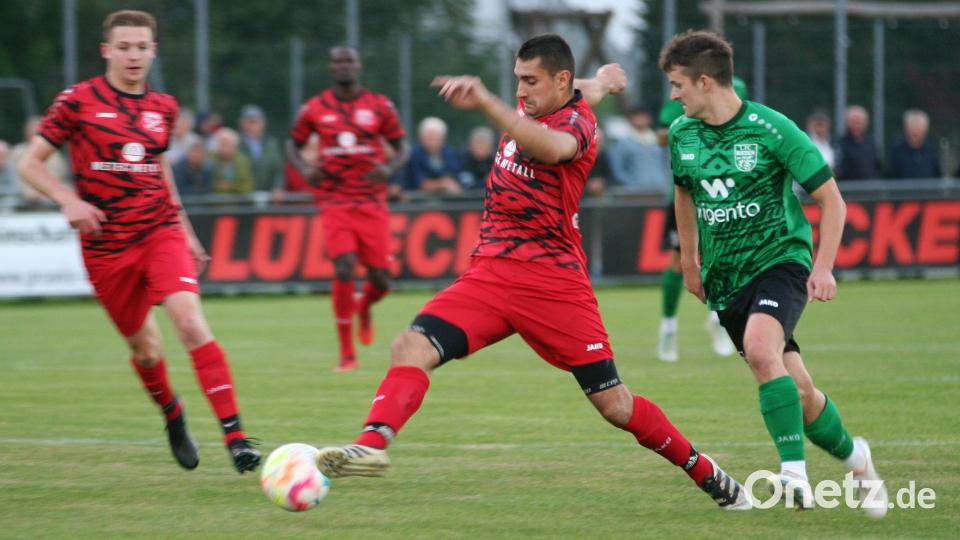 Das Hinspiel-Derby zwischen dem 1. FC Rieden (grünes Trikot) und dem SV Schmidmühlen endete mit einer Punkteteilung. Archivbild: Richard Weigert