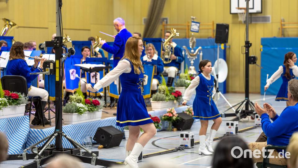 Die Märsche „Unser Präsident“ und „Wir grüßen mit Musik“ begleiteten zehn gleichermaßen gekonnt wie elegant ihre Batons schwingende Majoretten. Bild: u