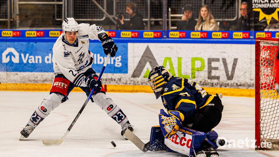 Szenen aus dem vierten Play-off-Halbfinale in der Eishockey-Oberliga zwischen den Tilburg Trappers und den Blue Devils Weiden (weiße Trikots). Bild: Werner Moller