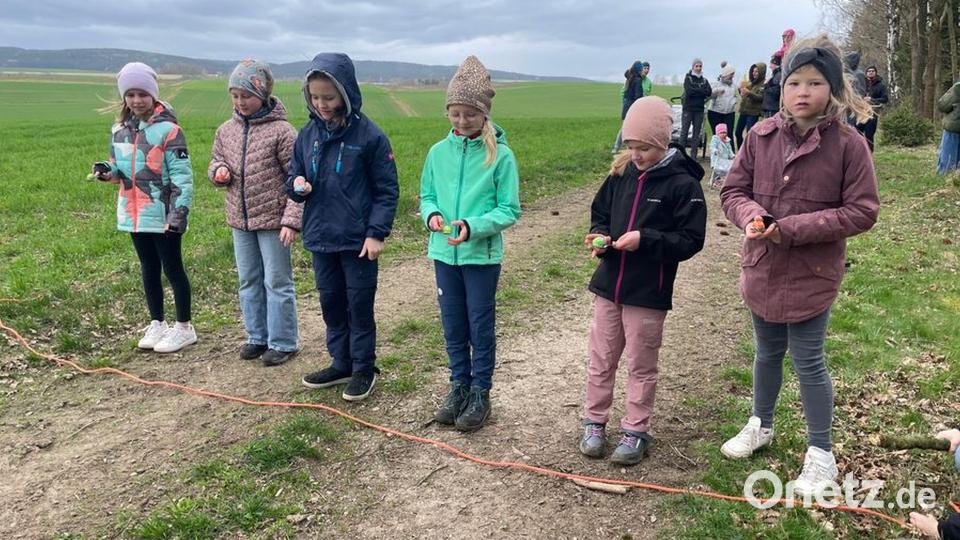 Großen Spaß hatten die Kinder beim Eierlauf in freier Natur auf dem Weg nach Heumaden im Rahmen der Emmaus-Wanderung für Familien des Oberpfälzer Waldvereins Moosbach, der damit die Frühjahrssaison eröffnete. Bild: gi