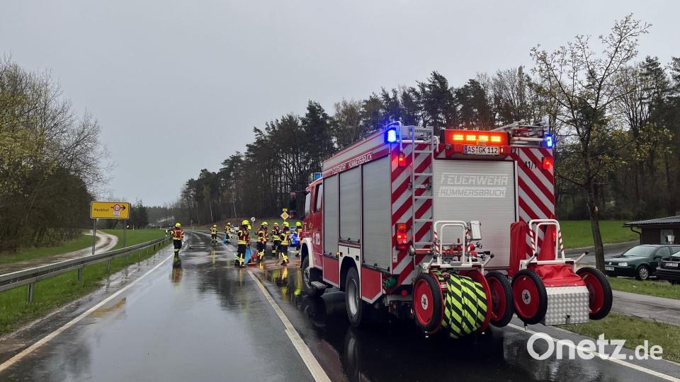 Zur Sicherung und Reinigung der Unfallstelle waren die Feuerwehren Kümmersbruck und Hiltersdorf im Einsatz. Bild: Petra Hartl