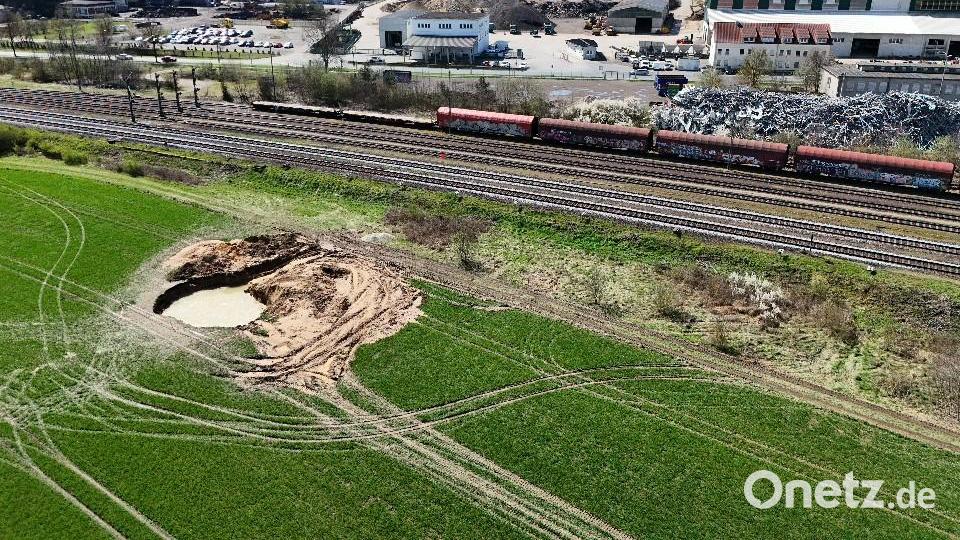 Der Fundort der zweiten Bombe neben der Bahnlinie Sulzbach-Amberg: Hinten links ist die Luitpoldhütte zu erkennen, hinten rechts der Amberger Stadtteil Luitpoldhöhe. Bild: hbe
