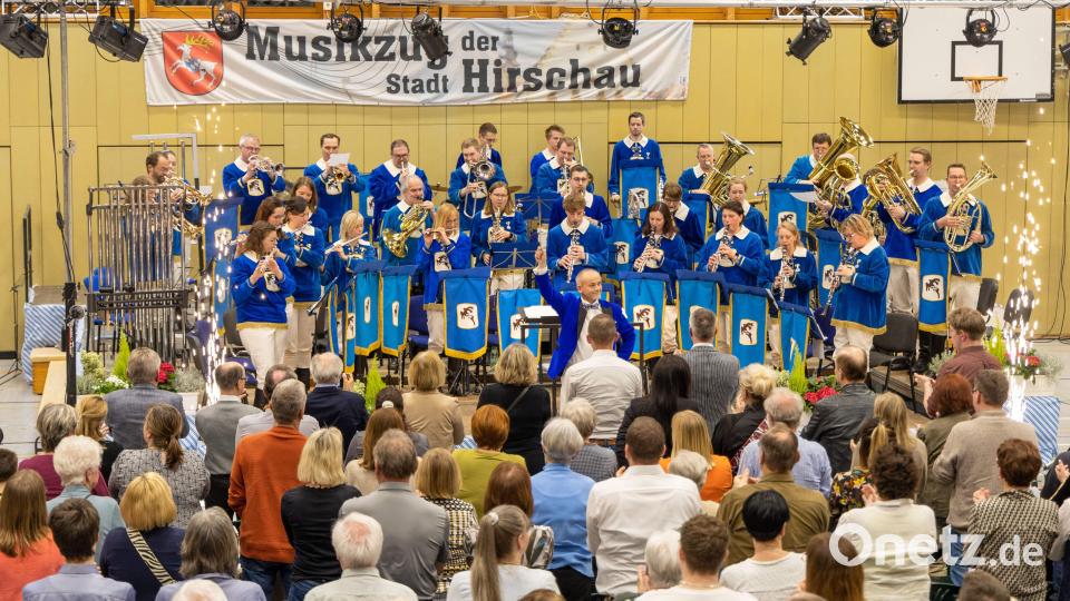 Unter das &quot;Starke Frauen“ stellt das Musikzug-Orchester in der Schulturnhalle ihr Osterkonzert. Dirigent Marcus Hoffmann (vorne Mitte) feiert dabei seine Konzertpremiere. Bild: u