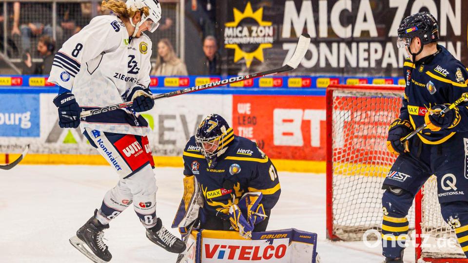 Szenen aus dem vierten Play-off-Halbfinale in der Eishockey-Oberliga zwischen den Tilburg Trappers und den Blue Devils Weiden (weiße Trikots). Bild: Werner Moller