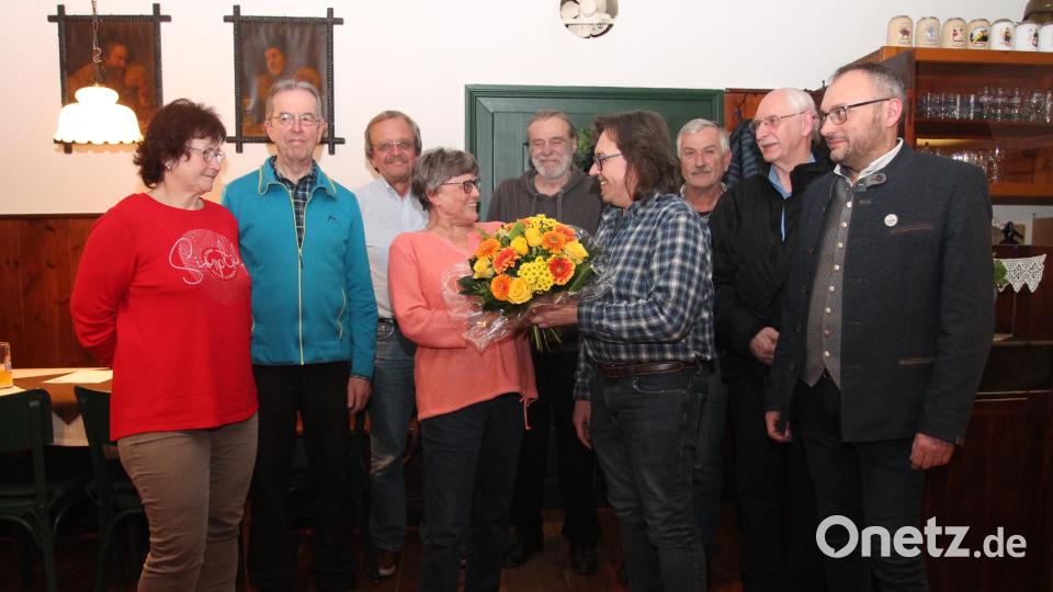 Andreas Ringholz bedankt sich bei bei Irmgard Bótha mit Blumen für das langjährige Engagement als Schriftführerin. Bild: pi