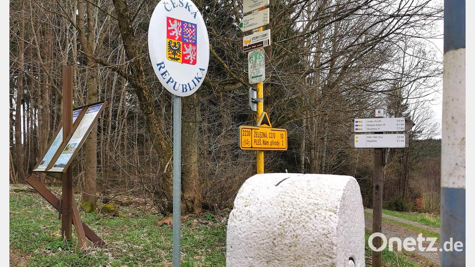 Nach dem Schlagbaum am Grenzübergang Friedrichshäng schlängelt sich der Nurtschweg am Waldsaum zum verlassenen Dorf Bügelohe mit Dokumentationszentrum, zum Böhmerwaldturm und zum Naturdenkmal Hochfels. Bild: Portner