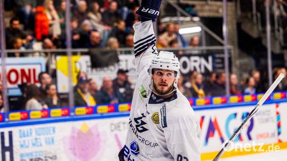 Szenen aus dem vierten Play-off-Halbfinale in der Eishockey-Oberliga zwischen den Tilburg Trappers und den Blue Devils Weiden (weiße Trikots). Bild: Werner Moller